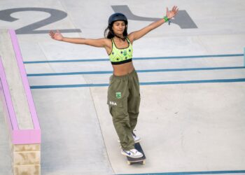 Rayssa Leal comemorando manobra na Olimpíada de Paris
