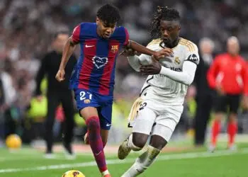 Lamine Yamal e Eduardo Camavinga disputando bola no último El Clásico