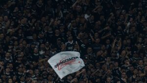 Torcida do Corinthians na Neo Química Arena, no jogo contra o Athletico-PR