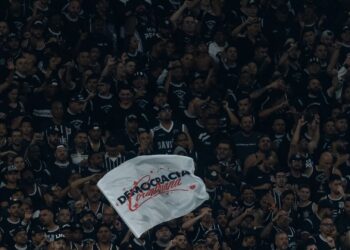 Torcida do Corinthians na Neo Química Arena, no jogo contra o Athletico-PR
