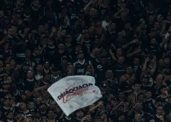 Torcida do Corinthians na Neo Química Arena, no jogo contra o Athletico-PR