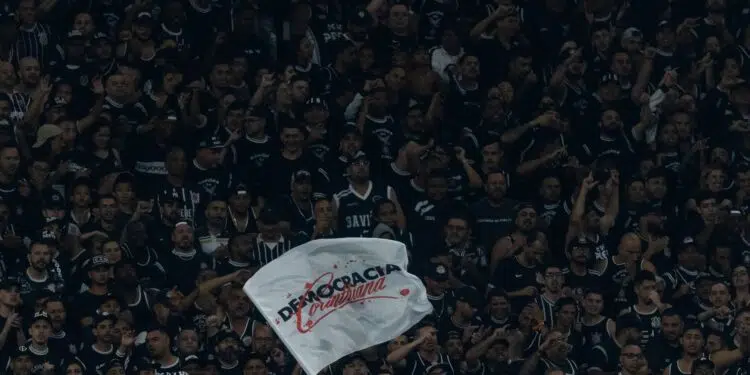 Torcida do Corinthians na Neo Química Arena, no jogo contra o Athletico-PR