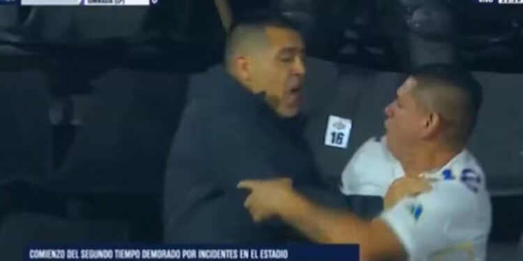 Riquelme tenta separar briga entre torcedores na arquibancada