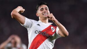Pablo Solari comemorando gol contra o Internacional, pelo River Plate