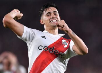 Pablo Solari comemorando gol contra o Internacional, pelo River Plate