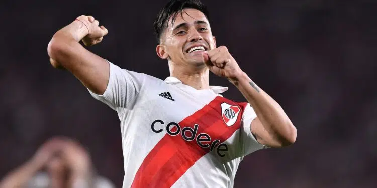 Pablo Solari comemorando gol contra o Internacional, pelo River Plate