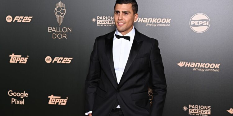 Rodri na entrada da cerimônia da Bola de Ouro