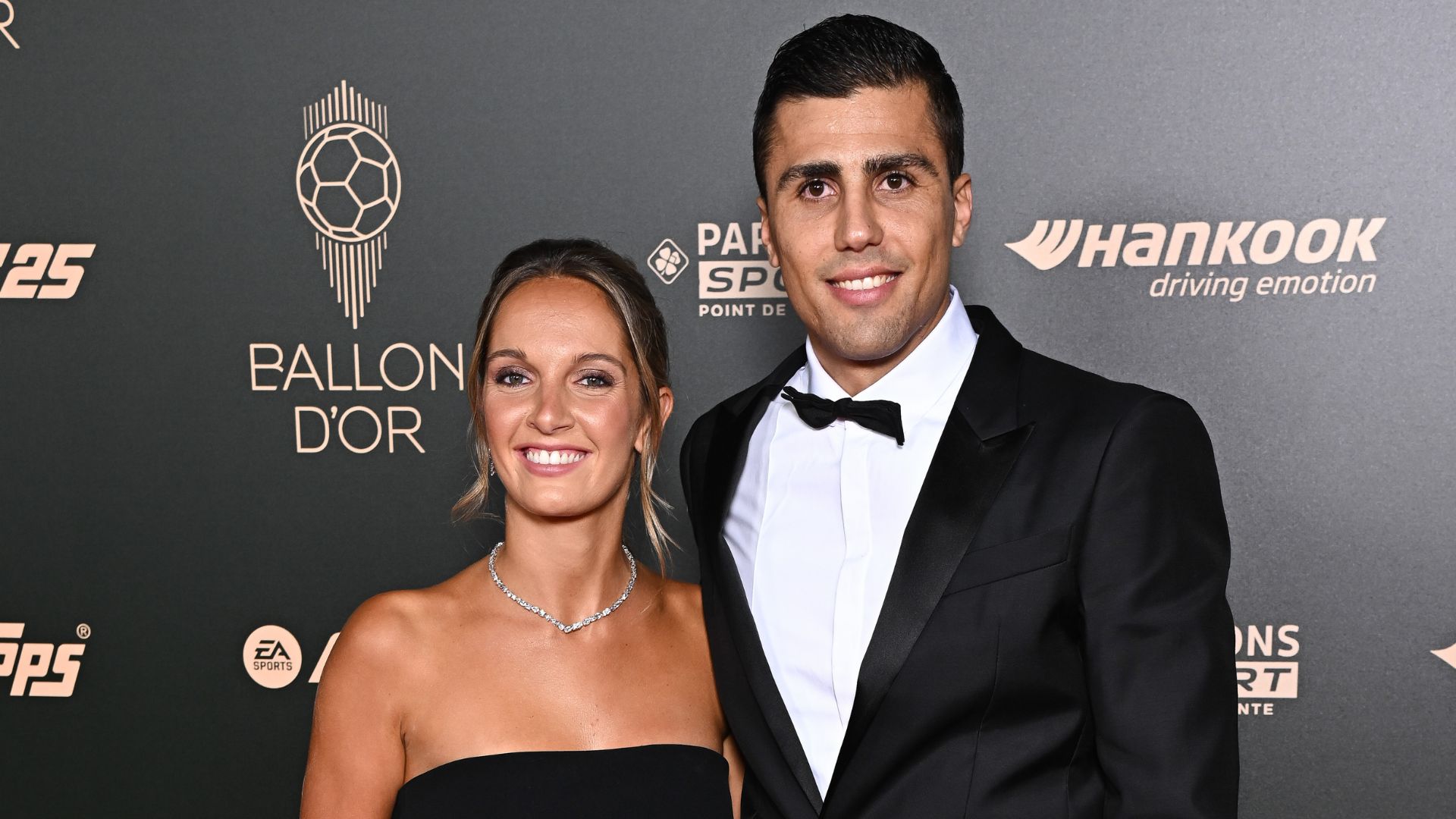 Rodri e sua namorada no tapete vermelho da Bola de Ouro