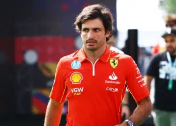 Carlos Sainz chegando para o treino livre do GP do México