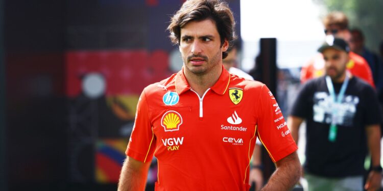 Carlos Sainz chegando para o treino livre do GP do México