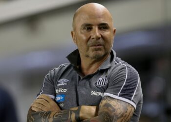 Jorge Sampaoli no comando do Santos, em partida válida pelo Brasileirão de 2019