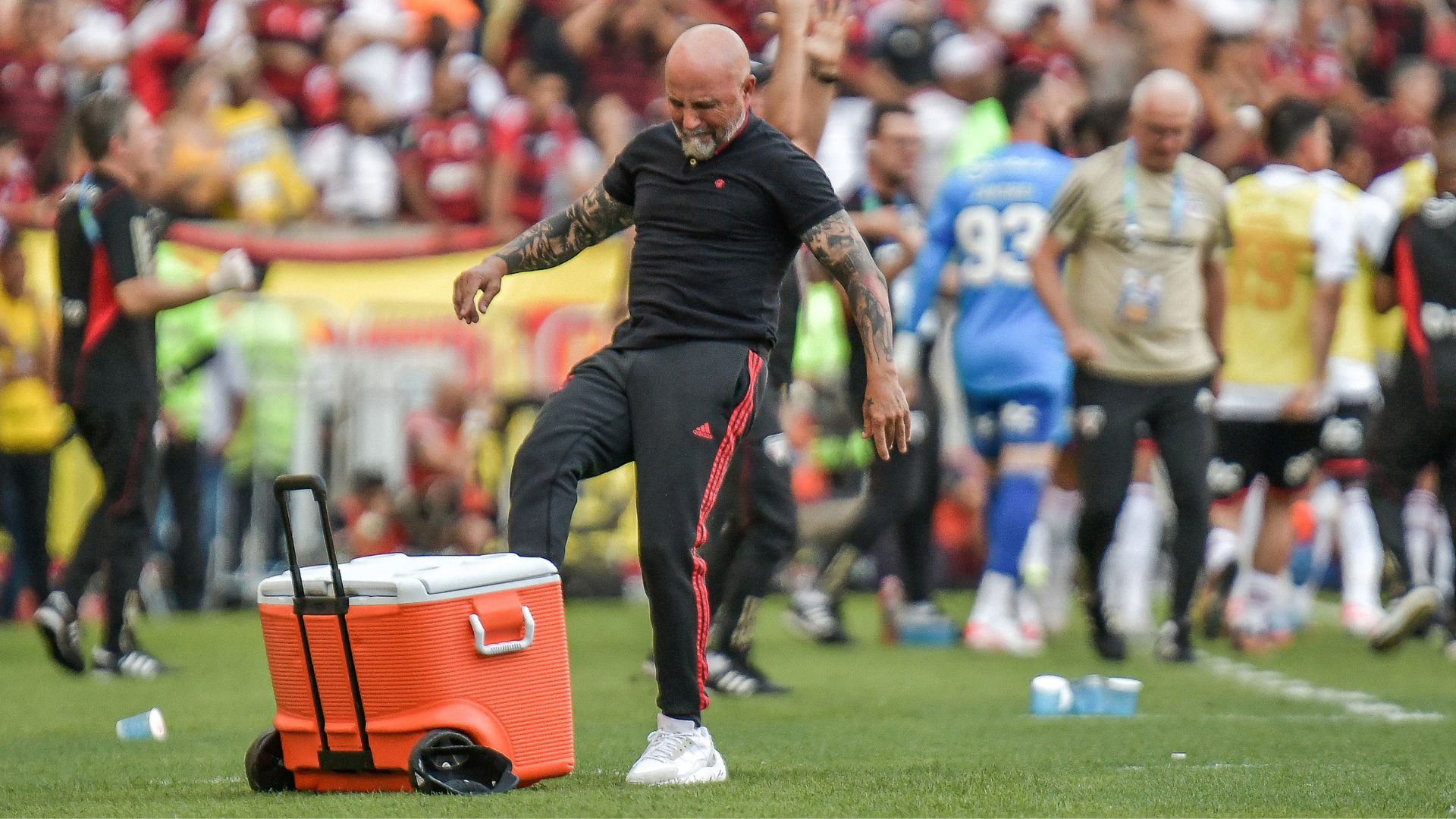 Jorge Sampaoli chutando caixa de isotônicos na final da Copa do Brasil de 2023 