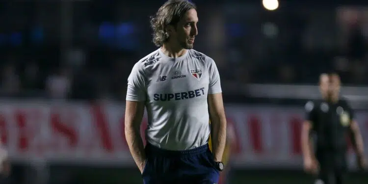 Luis Zubeldía, técnico do São Paulo, é sondado para assumir o Boca Juniors