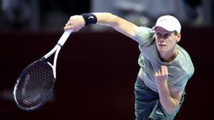 Jannik Sinner em ação, em final contra Carlos Alcaraz