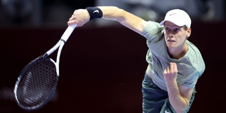 Jannik Sinner em ação, em final contra Carlos Alcaraz