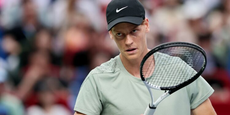 Jannik Sinner em ação no ATP de Xangai