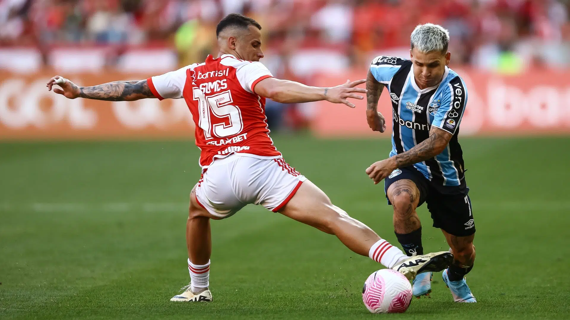 Soteldo sendo marcado por Bruno Gomes, no Gre-Nal 443
