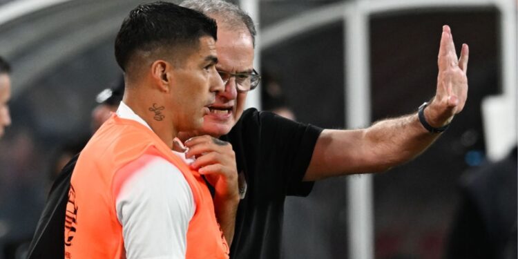 Suárez critica postura de Bielsa na seleção do Uruguai