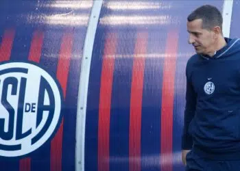 Técnico argentino se irrita com jogadores e pede demissão