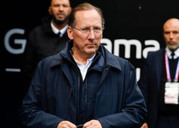 John Textor acompanhando partida do Lyon, na França