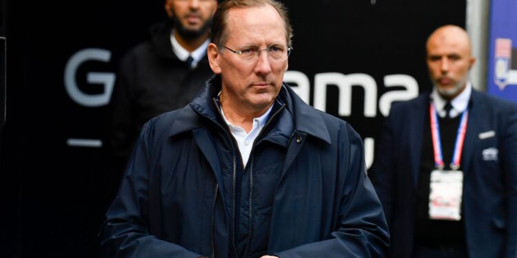 John Textor acompanhando partida do Lyon, na França