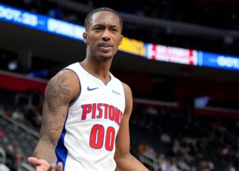 Time da NBA erra substituição em estreia