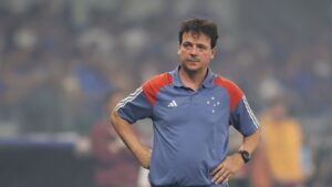 Torcida do Cruzeiro perde paciência com Fernando Diniz