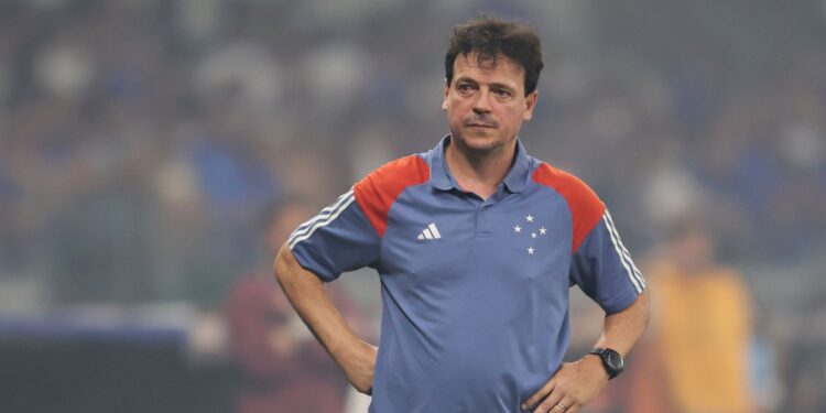 Torcida do Cruzeiro perde paciência com Fernando Diniz