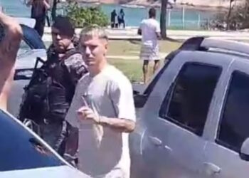 Varela, do Flamengo é visto próximo a confusão de torcedores do Peñarol