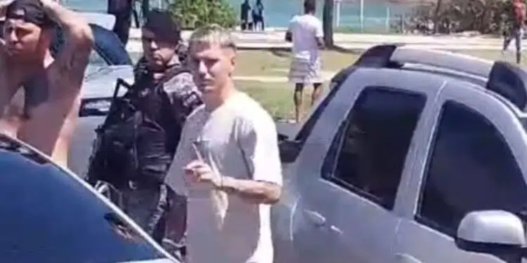 Varela, do Flamengo é visto próximo a confusão de torcedores do Peñarol