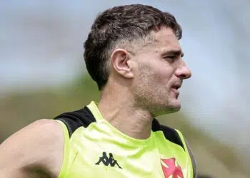 Vegetti, artilheiro do Vasco, em treinamento no CT Moaxyr Barbosa