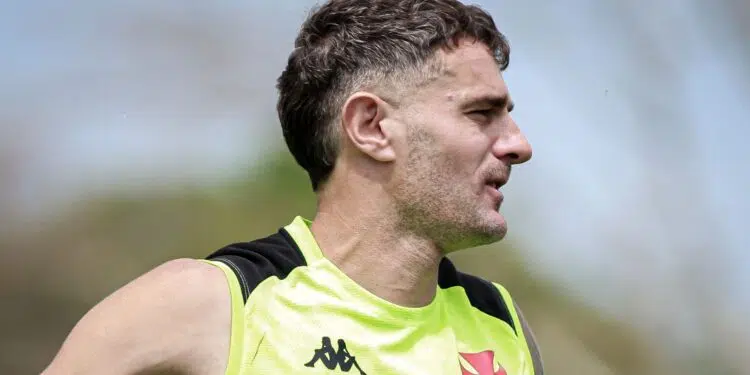 Vegetti, artilheiro do Vasco, em treinamento no CT Moaxyr Barbosa
