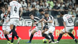 Hulk sendo marcado no primeiro Vasco x Atlético-MG pela semifinal da Copa do Brasil