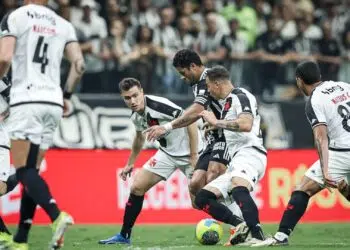 Hulk sendo marcado no primeiro Vasco x Atlético-MG pela semifinal da Copa do Brasil