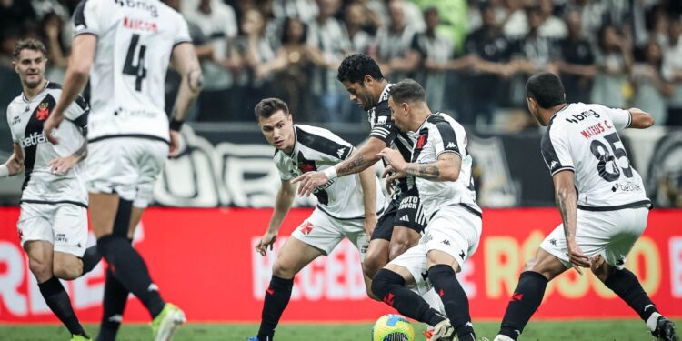Hulk sendo marcado no primeiro Vasco x Atlético-MG pela semifinal da Copa do Brasil