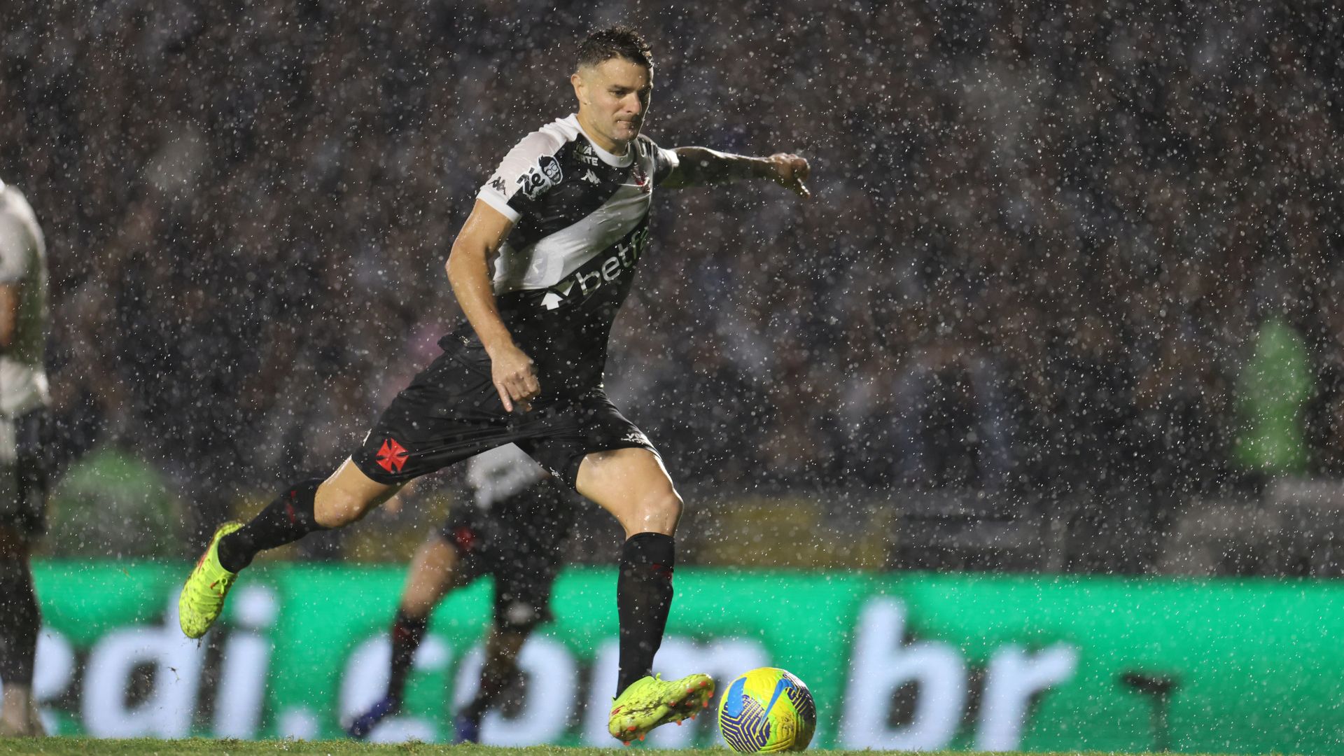 Momento em que Vegetti marcou de pênalti na semifinal da Copa do Brasil