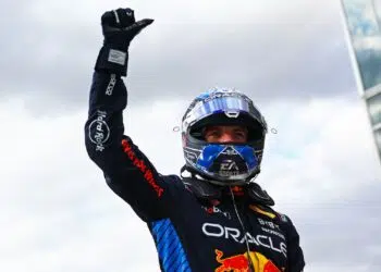 Max Verstappen comemorando pole position na classificação da sprint