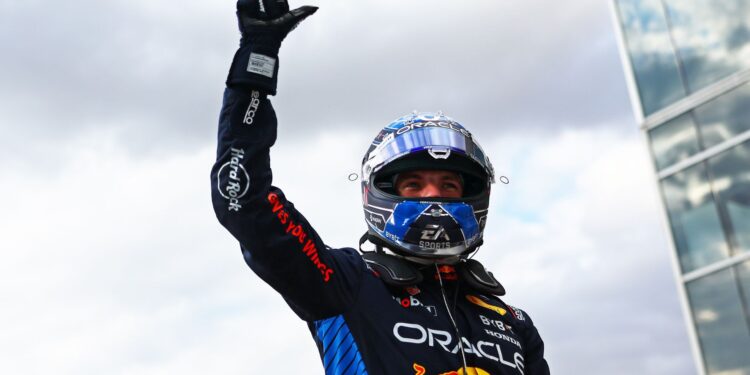 Max Verstappen comemorando pole position na classificação da sprint