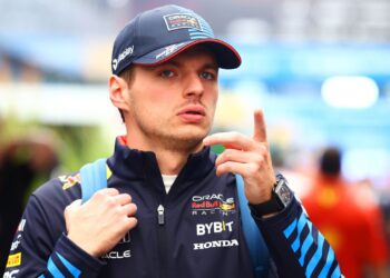 Max Verstappen caminhando pelo paddock do Autódromo de Interlagos