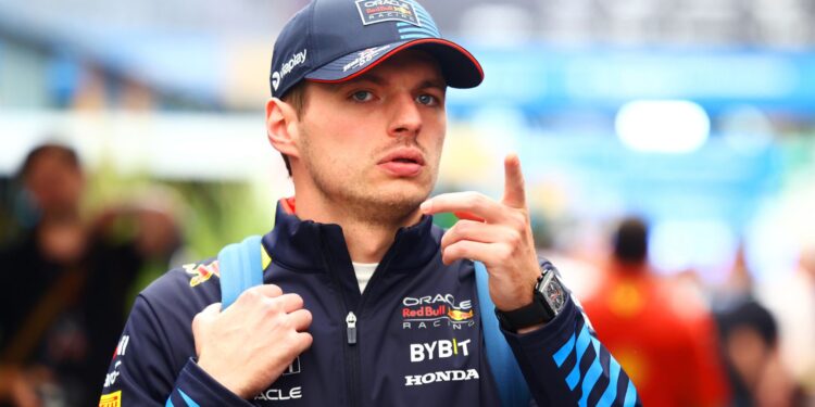 Max Verstappen caminhando pelo paddock do Autódromo de Interlagos