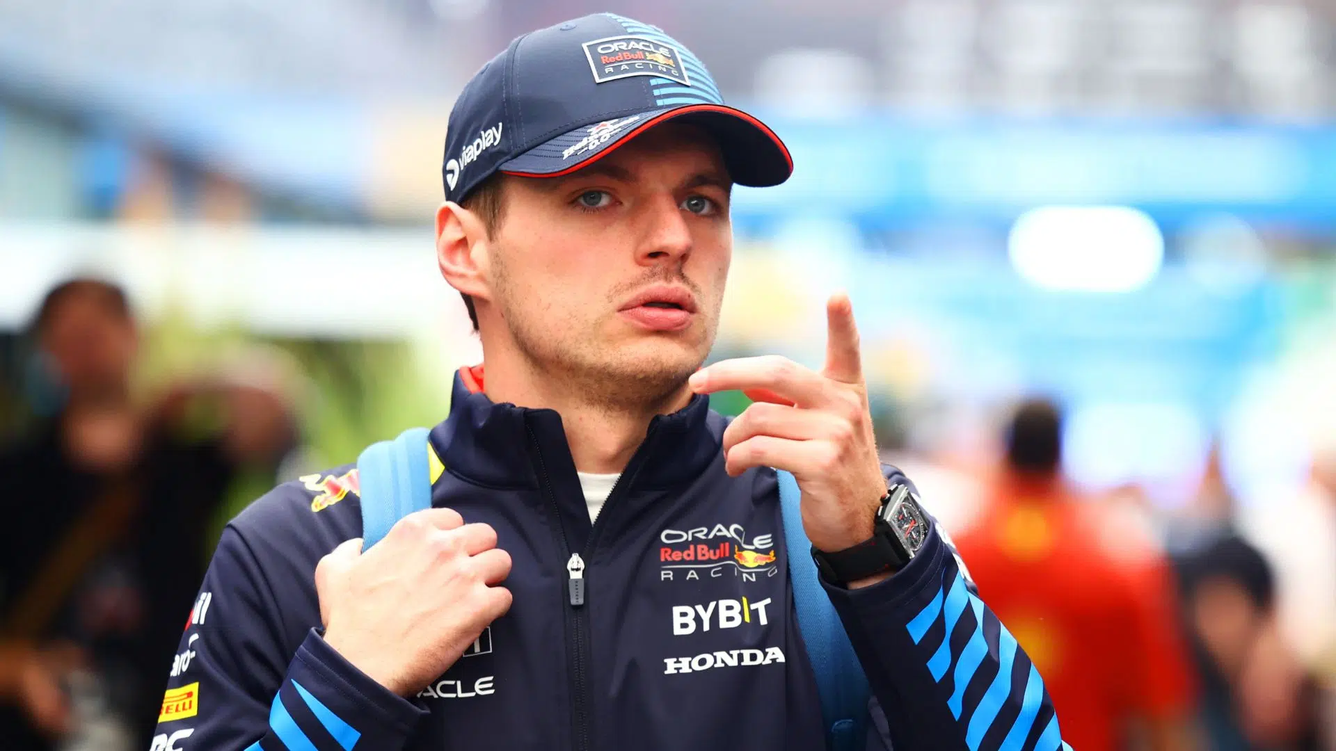 Max Verstappen caminhando pelo paddock do Autódromo de Interlagos