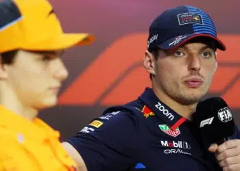 Max Verstappen concedendo entrevista coletiva no Autódromo de Interlagos