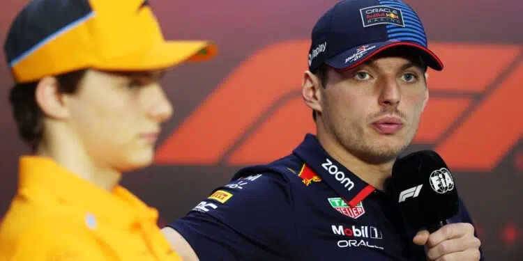 Max Verstappen concedendo entrevista coletiva no Autódromo de Interlagos