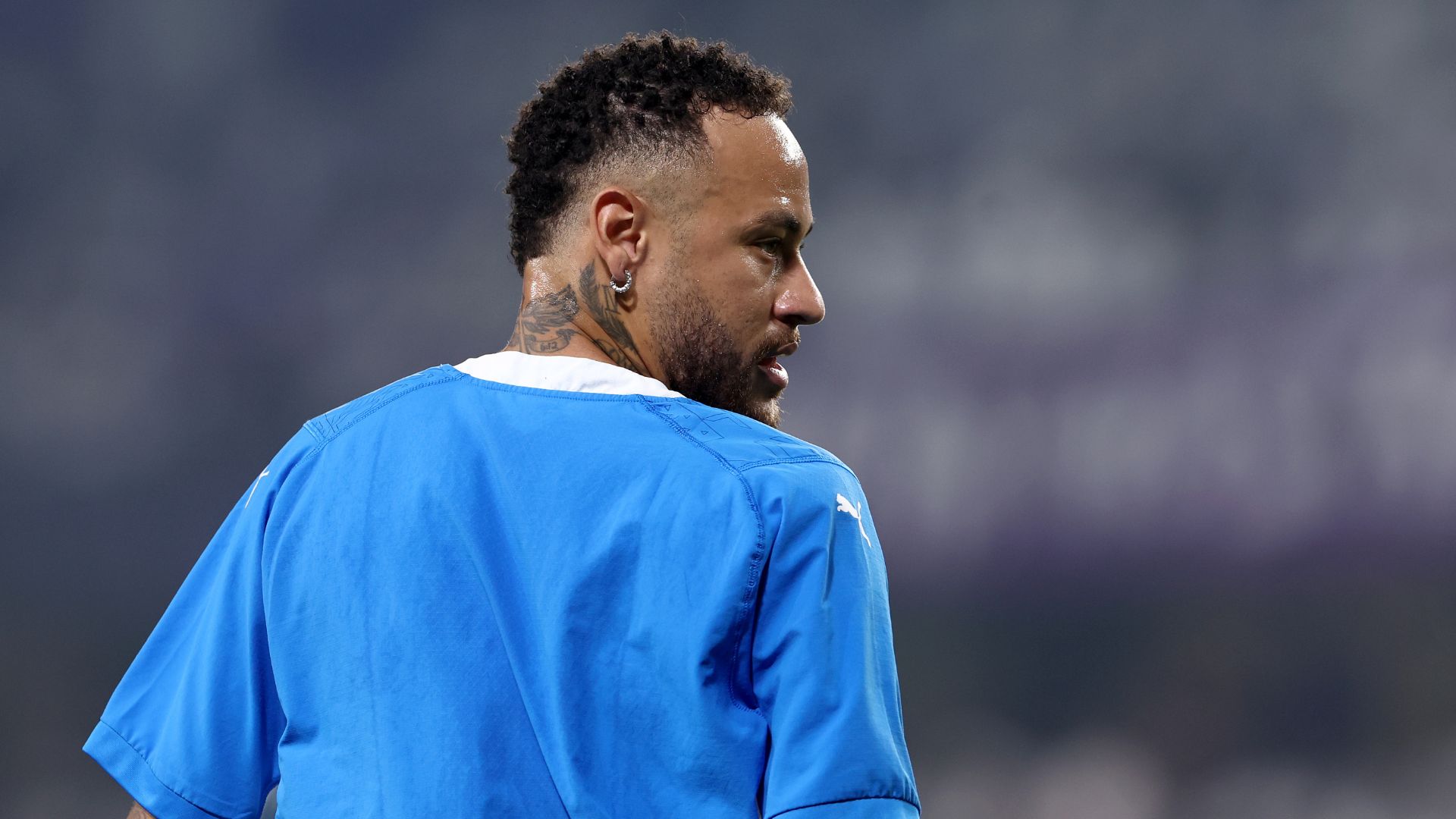 Neymar no aquecimento da partida entre Al-Hilal e Al-Ain