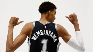 Wembanyama aparece 11kg mais forte no Media Day