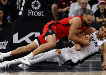 Wembanyama briga com rival em vitória dos Spurs