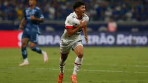 William Gomes comemorando gol marcado contra o Cruzeiro