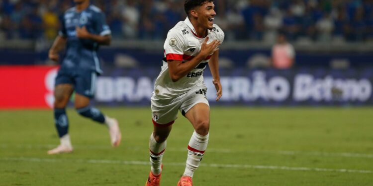 William Gomes comemorando gol marcado contra o Cruzeiro