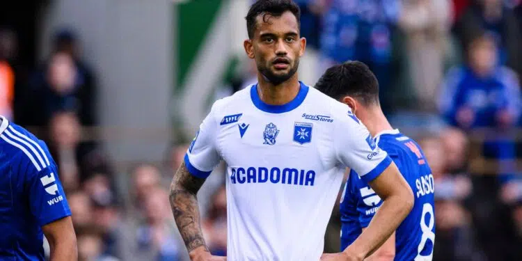 Zagueiro brasileiro pede anulação de jogo contra Lyon