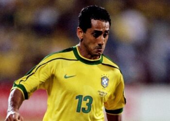 Zé Carlos em ação na Copa do Mundo de 1998, contra a Holanda